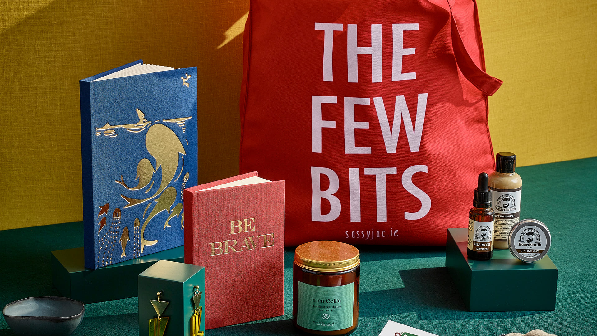 Cuireann DCCI Made Local i láthair: Ann Makes Books, Dialann Lámhcheangailte: 'Be Still and Listen', Dialann Ghorm agus Lámhcheangailte 'Be Brave', Sassy Jac Dearg, Sassy Tote The Few Bits, Sinéad O'Moore Ceramics, Sliogáin phoircealláin dhaite, ó / gach ceann A little idea, cluaise Grace Jones 'Lightning Bolt', péire We Make Good, In na Coille, coinneal chumhra Beardsmith, céir stíleála féasóige, seampú agus ola Culu Design, cluaise cré lámhdhéanta polaiméire 'Cha Emerald', Susan Illustrates, Rogha cártaí Nollag. Gach ceann curtha, Audleystown Folk, mála línéadaigh © Trevor Hart