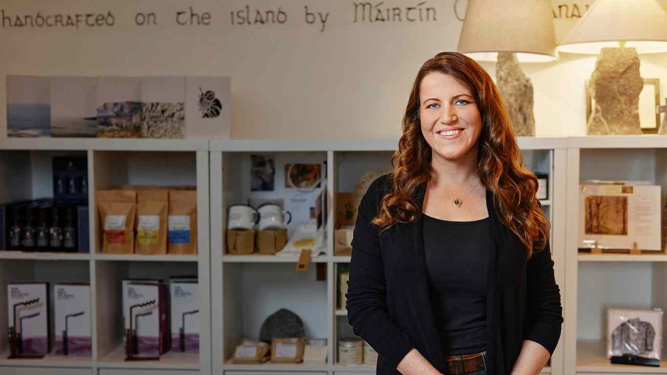 Buail le Niamh Cotter as Lia Árann